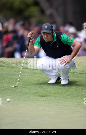 Hideki Matsuyama aus Japan legt seinen Putt in der Runde 2 des Presidents Cup an.Kredit: Speed Media/Alamy Live News Stockfoto