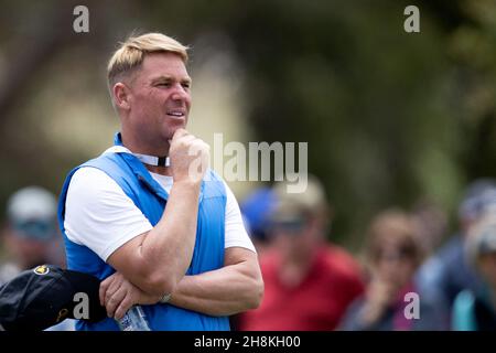 Der ehemalige australische Test-Cricketspieler Shane Warne schaut während der 2. Runde des Presidents Cup vom Fairway aus Credit: Speed Media/Alamy Live News Stockfoto