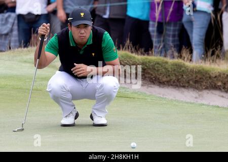 Hideki Matsuyama aus Japan legt seinen Putt in der Runde 2 des Presidents Cup an.Kredit: Speed Media/Alamy Live News Stockfoto