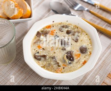 Suppe mit verschiedenen Pilzen, Gemüse und Schweinefleisch Stockfoto