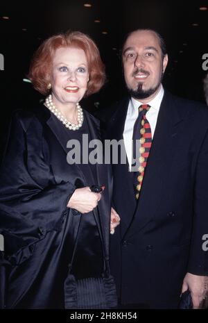 Arlene Dahl und Ehemann Marc Rosen nehmen am 30. April 1995 an der Eröffnungsnacht des „Rose Tattoo“ im Circle in the Square in New York City Teil. Foto: Henry McGee/MediaPunch Stockfoto