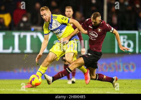 Juventus-Fillandese-Stürmer Dejan Kulusevski fordert den Ball mit Salernitanas slowakischem Verteidiger Norbert Gyomber am 30. November 2021 beim Fußballspiel der Serie A zwischen Salernitana und Juventus FC im Arechi-Stadion in Salerno, Süditalien. Stockfoto