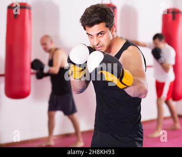 Der 27-40-jährige Mann übt verschiedene Kiks Stockfoto