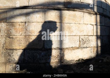 Salvador, Bahia, Brasilien - 18. Juli 2021: Silhouette der Schatten der Menschen an der Steinmauer in Pelourino. Stockfoto