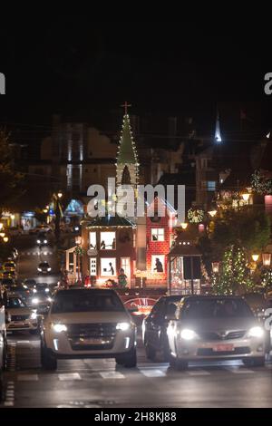 Gramado, Brasilien. 30th. November 2021. RS - Gramado - 11/30/2021 - RIO GRANDE DO SUL, WEIHNACHTEN LUZ DE GRAMADO - Bewegung während Natal Luz de Gramado, Region Serra Gaucha, an diesem Dienstag (30). Das Fest der Weihnachtslichter zieht Touristen aus ganz Brasilien an, um die Stadt Gramado zu besuchen. Foto: Ettore Chiereguini/AGIF/Sipa USA Quelle: SIPA USA/Alamy Live News Stockfoto