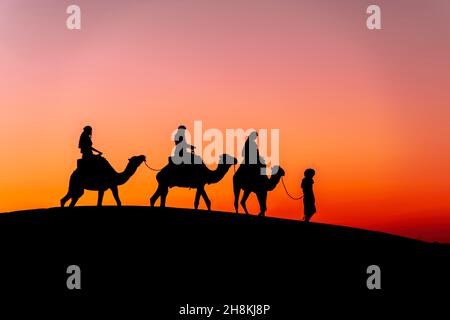 Merzouga, Errachidia, USA. 9th. November 2021. Drei Passagiere und ihr Handler reisen in die Wüste der Sahara in Marokko (Foto: © Walter G Arce SR Grindstone Medi/ASP via ZUMA Press Wire) Stockfoto