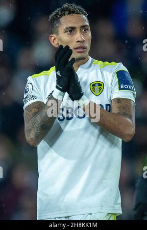 LEEDS, ENGLAND - 30. NOVEMBER: Raphinha von Leeds United feiert während des Premier League-Spiels zwischen Leeds United und Crystal Palace in der Elland Road am 30. November 2021 in Leeds, England. (Foto von Sebastian Frej) Stockfoto