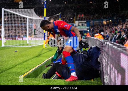 LEEDS, ENGLAND - 30. NOVEMBER: Jordan Aiew von Crystal Palace überführt den Kameramann während des Premier League-Spiels zwischen Leeds United und Crystal Palace in der Elland Road am 30. November 2021 in Leeds, England. (Foto von Sebastian Frej) Stockfoto