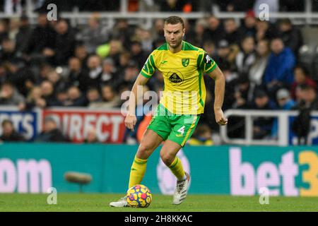 Newcastle, Großbritannien. 30th. November 2021. Ben Gibson #4 von Norwich City läuft mit dem Ball in Newcastle, Großbritannien am 11/30/2021. (Foto von Simon Whitehead/News Images/Sipa USA) Quelle: SIPA USA/Alamy Live News Stockfoto