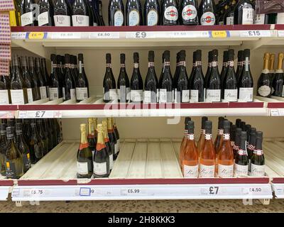 London, Großbritannien. 29th. November 2021. Das am 29. November 2021 aufgenommene Foto zeigt Alkoholregale in einem Geschäft in Basingstoke, Großbritannien. Es wird erwartet, dass die Verbraucher in ganz Großbritannien in dieser Weihnachtszeit aufgrund von Verzögerungen in der Lieferkette und einer steigenden Inflation mit höheren Preisen und weniger Auswahl an Waren konfrontiert werden. IM RAHMEN der „Economic Watch: Supply Chain Delays, könnte der Inflationsanstieg in ganz Großbritannien zu „zähen“ Weihnachtsfeiertage führen. Quelle: Tim Ireland/Xinhua/Alamy Live News Stockfoto