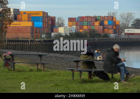 London, Großbritannien. 29th. November 2021. Das am 29. November 2021 aufgenommene Foto zeigt Schiffscontainer im Hafen von Southampton in Southampton, Großbritannien. Es wird erwartet, dass die Verbraucher in ganz Großbritannien in dieser Weihnachtszeit aufgrund von Verzögerungen in der Lieferkette und einer steigenden Inflation mit höheren Preisen und weniger Auswahl an Waren konfrontiert werden. IM RAHMEN der „Economic Watch: Supply Chain Delays, könnte der Inflationsanstieg in ganz Großbritannien zu „zähen“ Weihnachtsfeiertage führen. Quelle: Tim Ireland/Xinhua/Alamy Live News Stockfoto