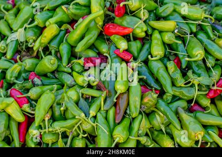 9. November 2021, Medina von Fez, Fes, USA: Kleine Früchte, Gemüse und Fleisch werden auf dem offenen Markt in der blauen Stadt Medina von Fez, Marokko, Afrika, verkauft. (Bild: © Walter G Arce SR Grindstone Medi/ASP über ZUMA Press Wire) Stockfoto