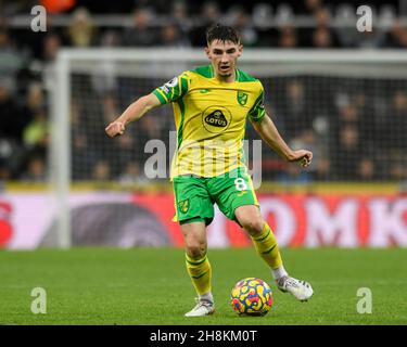 Newcastle, Großbritannien. 30th. November 2021. Billy Gilmour #8 von Norwich City mit dem Ball in Newcastle, Vereinigtes Königreich am 11/30/2021. (Foto von Simon Whitehead/News Images/Sipa USA) Quelle: SIPA USA/Alamy Live News Stockfoto