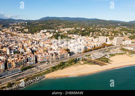 Drohnenansicht der spanischen Küstenstadt Arenys de Mar mit Sandstrand Stockfoto