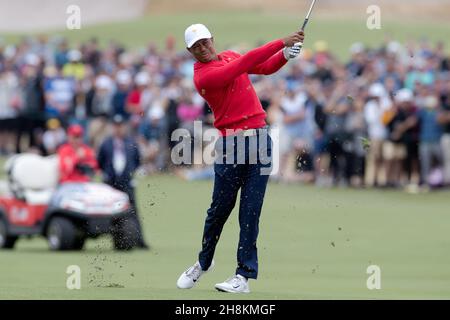 Tiger Woods vom Team USA trifft in der Finalrunde des Presidents Cups seinen Approach Shot Kredit: Speed Media/Alamy Live News Stockfoto