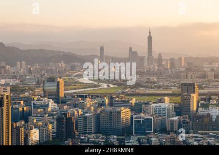 Skyline der stadt taipei in taiwan in der Abenddämmerung Stockfoto