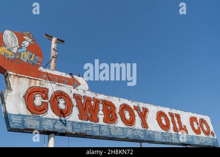 Pocatello, Idaho - 22. August 2021: Die berühmte Cowboy Oil Company steht für eine verlassene Tankstelle Stockfoto