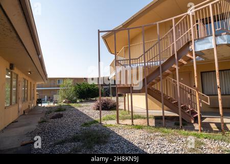 Idaho Falls, Idaho - 22. August 2021: Verlassene und nicht mehr gepflegte Motel in der Innenstadt Stockfoto