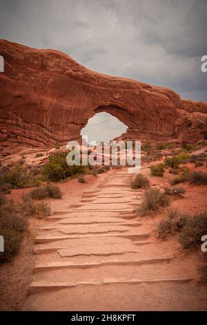 Blick auf den Turret Arch, Gewitterwolken am Himmel im Arches National Park, Utah, USA Stockfoto