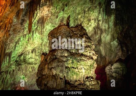 Prometheus (Kumistavi) Cave Natural Monument. Das gelbe Leuchten. Tsqaltubo Kommune, Georgien. Stockfoto