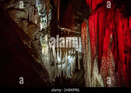 Prometheus (Kumistavi) Cave Natural Monument. Das rote Leuchten. Tsqaltubo Kommune, Georgien. Stockfoto