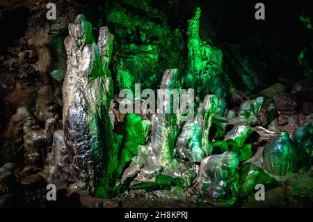 Prometheus (Kumistavi) Cave Natural Monument. Das grüne Leuchten. Tsqaltubo Kommune, Georgien. Stockfoto