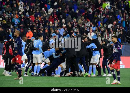 Massachusetts. USA, 30. November 2021: New York City FC feiert am Ende der Audi 2021 MLS Cup Playoffs, Eastern Conference Halbfinale Runde zwischen dem New York City FC und der New England Revolution im Gillette Stadium in Foxborough Massachusetts. Der FC New York eliminierte die Revolution in einer Schießerei von 3 bis 2. Eric Canha/CSM Stockfoto