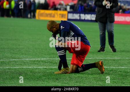 Massachusetts. US, 30. November 2021: New England Revolution Forward Teal Bunbury (10) nimmt sich nach den Audi 2021 MLS Cup Playoffs, Eastern Conference Semifinal Round zwischen dem New York City FC und der New England Revolution, die im Gillette Stadium in Foxborough Massachusetts stattfand, einen Moment Zeit auf dem Feld. Der FC New York eliminierte die Revolution in einer Schießerei von 3 bis 2. Eric Canha/CSM Stockfoto