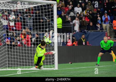 Massachusetts. USA, 30. November 2021: Der New England Revolution-Torhüter Matt Turner (30) hält den Ball während der Audi 2021 MLS Cup Playoffs, der Eastern Conference Halbfinale Runde zwischen dem New York City FC und der New England Revolution im Gillette Stadium in Foxborough Massachusetts nicht ab. Der FC New York eliminierte die Revolution in einer Schießerei von 3 bis 2. Eric Canha/CSM Stockfoto