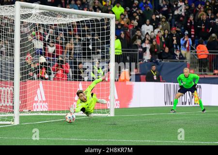 Massachusetts. USA, 30. November 2021: Der New England Revolution-Torhüter Matt Turner (30) macht während der Schießerei bei den Audi 2021 MLS Cup Playoffs, Eastern Conference Semifinal Round zwischen dem New York City FC und der New England Revolution, die im Gillette Stadium in Foxborough Massachusetts stattfand, keinen Halt. Der FC New York eliminierte die Revolution in einer Schießerei von 3 bis 2. Eric Canha/CSM Stockfoto