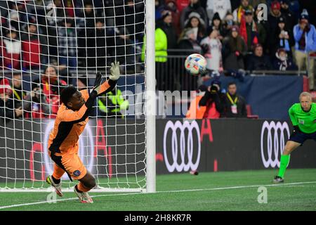 Massachusetts. US, 30. November 2021: New York City FC Torwart Sean Johnson (1) während der Schießerei bei den Audi 2021 MLS Cup Playoffs, Eastern Conference Semifinal Runde zwischen New York City FC und der New England Revolution im Gillette Stadium in Foxborough Massachusetts statt. Der FC New York eliminierte die Revolution in einer Schießerei von 3 bis 2. Eric Canha/CSM Stockfoto