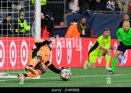 Massachusetts. USA, 30. November 2021: Der New York City FC Torhüter Sean Johnson (1) spart bei den Audi 2021 MLS Cup Playoffs, der Eastern Conference Semifinal Runde zwischen dem New York City FC und der New England Revolution im Gillette Stadium in Foxborough Massachusetts. Der FC New York eliminierte die Revolution in einer Schießerei von 3 bis 2. Eric Canha/CSM Stockfoto