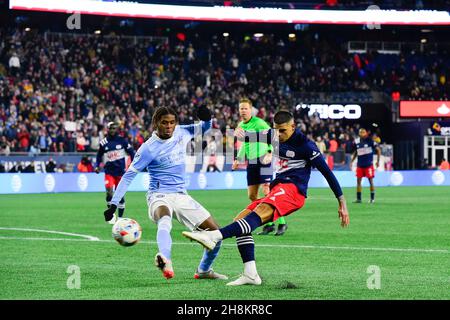 Massachusetts. USA, 30. November 2021: Gustavo Bou (7) schießt während der Audi 2021 MLS Cup Playoffs, der Eastern Conference Semifinal Round zwischen dem New York City FC und der New England Revolution im Gillette Stadium in Foxborough, Massachusetts, am New York City FC Verteidiger Tayvon Gray (24) vorbei. Der FC New York eliminierte die Revolution in einer Schießerei von 3 bis 2. Eric Canha/CSM Stockfoto