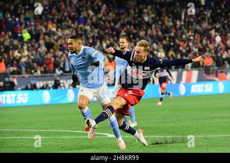 Massachusetts. USA, 30. November 2021: Adam Buksa (9) und Alexander Callens (6), der Verteidiger des New England FC in New York City, waren im Rahmen der Audi 2021 MLS Cup Playoffs, der Eastern Conference Semifinal Round zwischen dem New York City FC und der New England Revolution im Gillette Stadium in Foxborough, Massachusetts, im Einsatz. Der FC New York eliminierte die Revolution in einer Schießerei von 3 bis 2. Eric Canha/CSM Stockfoto