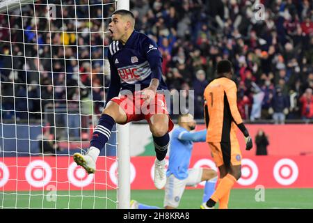 Massachusetts. USA, 30. November 2021: New England Revolution Forward Gustavo Bou (7) reagiert auf ein Spiel, das Überstunden Tor während der Audi 2021 MLS Cup Playoffs, Eastern Conference Halbfinale Runde zwischen New York City FC und der New England Revolution im Gillette Stadium in Foxborough Massachusetts statt. Der FC New York eliminierte die Revolution in einer Schießerei von 3 bis 2. Eric Canha/CSM Stockfoto