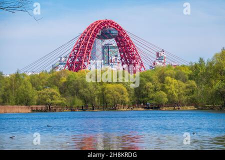 Blick auf die Zhivopisny-Brücke von Serebryany Bor. Grüne russische Natur im Frühling Moskau, Serebryany Bor und Schiwopisny Brücke Stockfoto