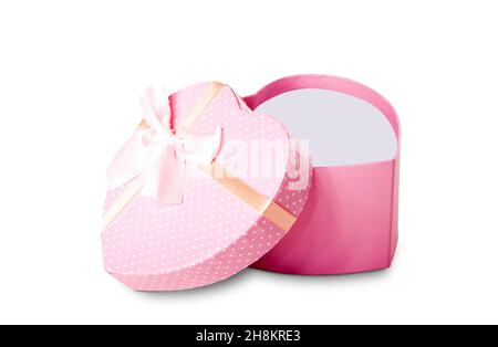 Offene rosa herzförmige Geschenkbox für Feiern wie Valentinstag, Hochzeit, Geburtstag, Jubiläum, Weihnachten, Neujahr. Isoliert auf Whit Stockfoto