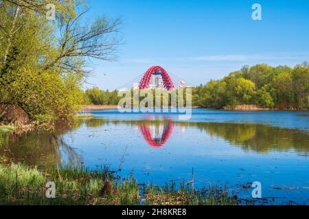 Blick auf die Zhivopisny-Brücke von Serebryany Bor. Grüne russische Natur im Frühling Moskau, Serebryany Bor und Schiwopisny Brücke Stockfoto