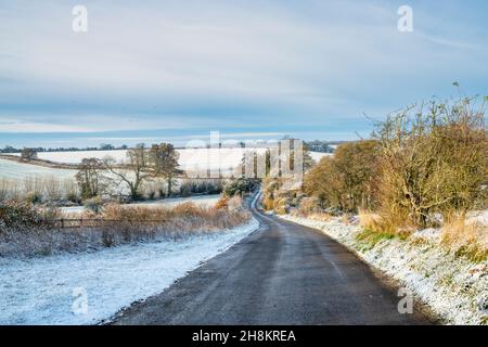 Spätherbst, früher Winterschnee in der Landschaft von Oxfordshire, England Stockfoto