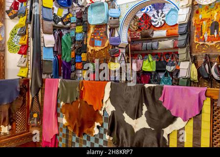 7. November 2021, Medina of Fez, Fes, USA: Bunte Schmuckstücke werden auf dem freien Markt in der blauen Stadt Medina of Fez, Marokko, Afrika, verkauft. (Bild: © Walter G Arce SR Grindstone Medi/ASP über ZUMA Press Wire) Stockfoto