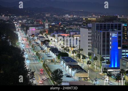 Einbruch der Dunkelheit über dem Wilshire Boulevard, Beverly Hills CA Stockfoto