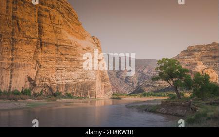 Blick auf den Steamboat Rock im Echo Park Campground, Dinosaur Nation Monument, Utah und Colorado, USA Stockfoto