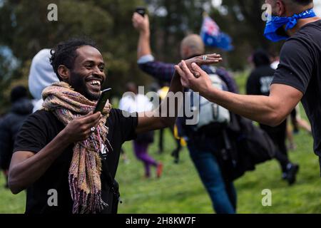 WTO-Männer werden beim Anti-Lockdown-Protest am 05. September 2020 in Sydney, Australien, die Hände schütteln sehen. Ab Sonntag, dem 2. August, gelten ab dem 6pm. August Einschränkungen der Stufe 4 für die Metropole Melbourne. Dazu gehört jeden Abend eine Ausgangssperre von 8pm bis 5am Uhr. Während dieser Zeit dürfen Menschen ihr Haus nur zur Arbeit und aus wesentlichen Gesundheits-, Pflege- oder Sicherheitsgründen verlassen. Kredit: Dave Hewison/Speed Media/Alamy Live Nachrichten Stockfoto