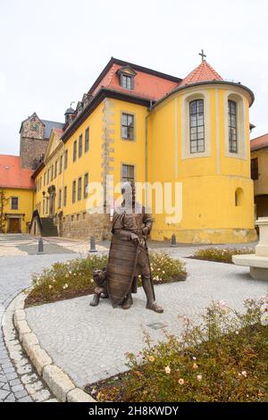 Ballenstedt, Deutschland. 30th. November 2021. Das barocke Residenzschloss Ballenstedt mit dem älteren Westwerk (l) und einem Denkmal mit Albrecht dem Bären. Eduard von Anhalt bezeichnet Schloss Ballenstedt gern als das wahrscheinliche "Stammhaus" der Familie, die sich in der Antike "Bäringer aus dem Harz" nannte. (To dpa 'Feste finden erst am 2022. Mai statt - Eduard Prinz von Anhalt wird 80 Jahre alt') Quelle: Klaus-Dietmar Gabbert/dpa-Zentralbild/dpa/Alamy Live News Stockfoto