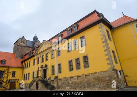 Ballenstedt, Deutschland. 30th. November 2021. Das barocke Residenzschloss Ballenstedt mit dem älteren Westflügel (l). Der Prinz von Anhalt bezeichnet Schloss Ballenstedt gern als das wahrscheinliche 'Urhaus' der Familie, die sich in der Antike die 'Bäringer aus dem Harz' nannte. (To dpa 'Feste finden erst am 2022. Mai statt - Eduard Prinz von Anhalt wird 80 Jahre alt') Quelle: Klaus-Dietmar Gabbert/dpa-Zentralbild/dpa/Alamy Live News Stockfoto