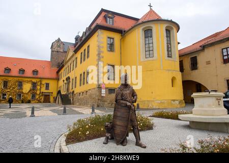 Ballenstedt, Deutschland. 30th. November 2021. Das barocke Residenzschloss Ballenstedt mit dem älteren Westwerk (l) und davor ein Denkmal mit Albrecht dem Bären. Eduard von Anhalt bezeichnet Schloss Ballenstedt gern als das wahrscheinliche "Stammhaus" der Familie, die sich in der Antike "Bäringer aus dem Harz" nannte. (To dpa 'Feste finden erst am 2022. Mai statt - Eduard Prinz von Anhalt wird 80 Jahre alt') Quelle: Klaus-Dietmar Gabbert/dpa-Zentralbild/dpa/Alamy Live News Stockfoto