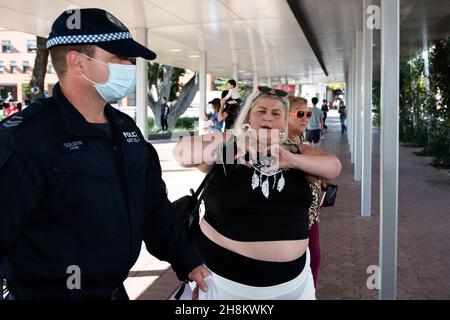 Während der Freedom Day Rallye am 05. September 2020 in Sydney, Australien, wird ein Protestler aus dem Gebiet geführt. Die Demonstranten argumentieren, COVID-19 sei ein Schwindel und sagen, dass ihre Freiheiten ungerecht beeinträchtigt werden. Demonstrationen finden auch in jeder australischen Hauptstadt und in mehreren regionalen Gebieten statt, darunter Byron Bay. Kredit: Geschwindigkeit Medien/Alamy Live Nachrichten Stockfoto