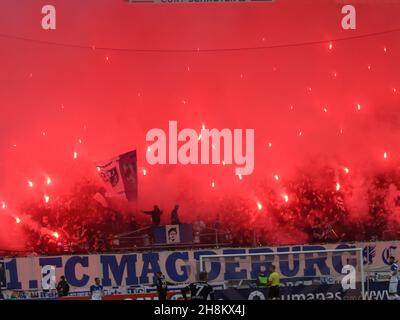 Pyro in Block U Fans von 1.FC Magdeburg in The Game 1. FC Magdeburg vs. SC Verl DFB Soccer 15th Matchday 3rd League Season 2021-2022 am 7th. November 2 Stockfoto