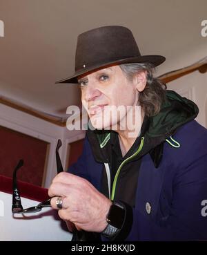 Hamburg, Deutschland. 25th. November 2021. Udo Lindenberg schaut zu Beginn der Varieté-Premiere im Hansa Theater aus seiner Box. Die neue Saison der Vielfalt im Hansa Theater beginnt heute Abend. Kredit: Marcus Brandt/dpa/Alamy Live Nachrichten Stockfoto