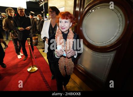 Hamburg, Deutschland. 25th. November 2021. Sängerin Esther Ofarim geht zur Premiere von Varietes am Hansa Theater. Am Abend beginnt die neue Saison der Varietes im Hansa-Theater. Kredit: Marcus Brandt/dpa/Alamy Live Nachrichten Stockfoto